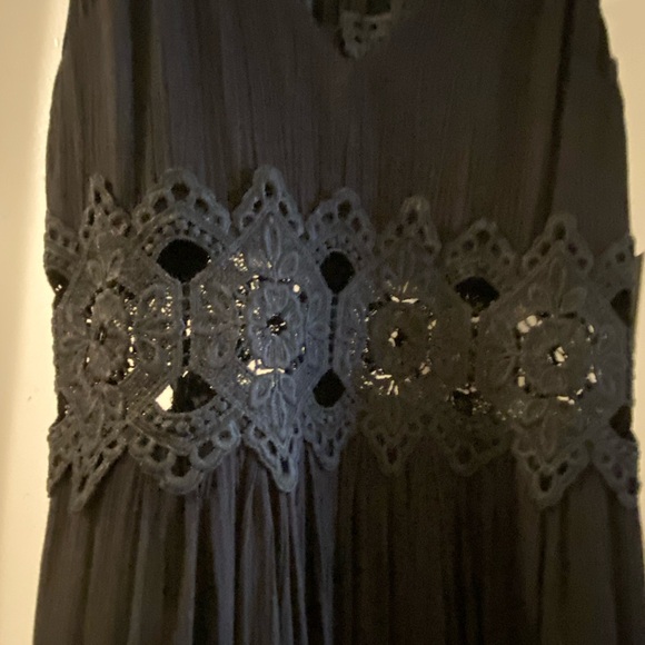 Black maxi - Thoughts of hue dress - Picture 5 of 7
